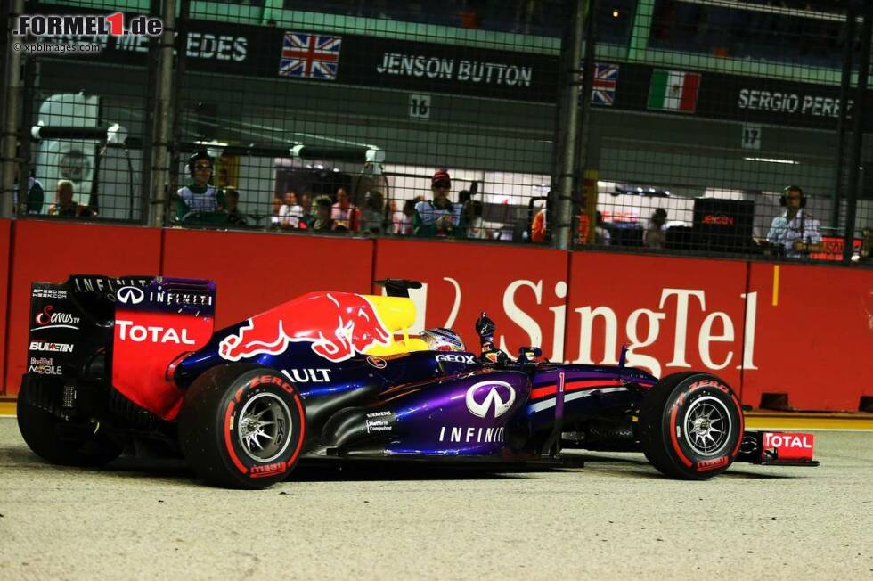 Foto zur News: Sport (Spanien): &quot;Vettel lässt einem großen Alonso keine Chance. Sebastian Vettel setzte sich auf brillante Weise im Grand Prix von Singapur durch, dem 13. Saisonrennen, das er mit Autorität vom Anfang bis zum Ende dominiert hat. Gewinnen war für den Spanier ein unmögliches Unterfangen. Vettel spielt in den letzten Rennen in einer anderen Liga.&quot;