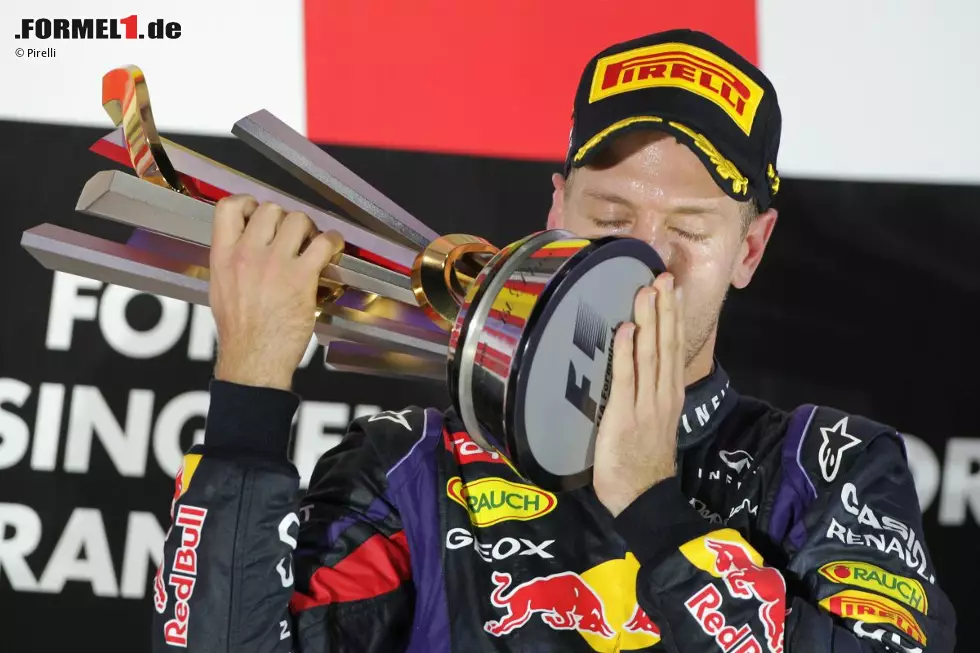 Neue Zürcher Zeitung (Schweiz): "Nach der überlegensten Vorstellung dieser Formel-1-Saison, vielleicht sogar seiner ganzen bisherigen Karriere, hat sich Sebastian Vettel bei der Siegerehrung nach dem Großen Preis von Singapur verstohlen ein paar Tränen aus dem Gesicht gewischt. Nach gelungener zweistündiger Machtdemonstration im Nacht-Grand-Prix musste sich der Deutsche Pfiffe des Publikums gefallen lassen." Foto zur News: Neue Zürcher Zeitung (Schweiz): "Nach der überlegensten Vorstellung dieser Formel-1-Saison, vielleicht sogar seiner ganzen bisherigen Karriere, hat sich Sebastian Vettel bei der Siegerehrung nach dem Großen Preis von Singapur verstohlen ein paar Tränen aus dem Gesicht gewischt. Nach gelungener zweistündiger Machtdemonstration im Nacht-Grand-Prix musste sich der Deutsche Pfiffe des Publikums gefallen lassen."