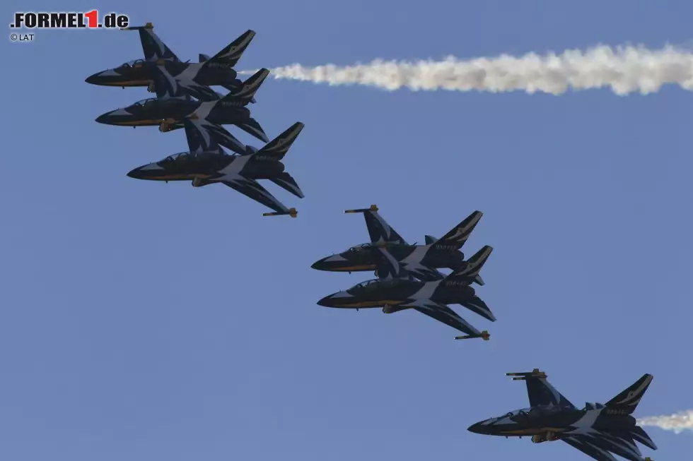 Dafür ist der Korea International Circuit ständig bewacht von Militärjets - und viele sind sich nicht ganz sicher, ob diese wirklich nur Demoflüge absolvieren. Schließlich sitzt Kim Jong-un, "der Verrückte mit der Bombe", nur eine Grenze weiter. Foto zur News: Dafür ist der Korea International Circuit ständig bewacht von Militärjets - und viele sind sich nicht ganz sicher, ob diese wirklich nur Demoflüge absolvieren. Schließlich sitzt Kim Jong-un, "der Verrückte mit der Bombe", nur eine Grenze weiter.