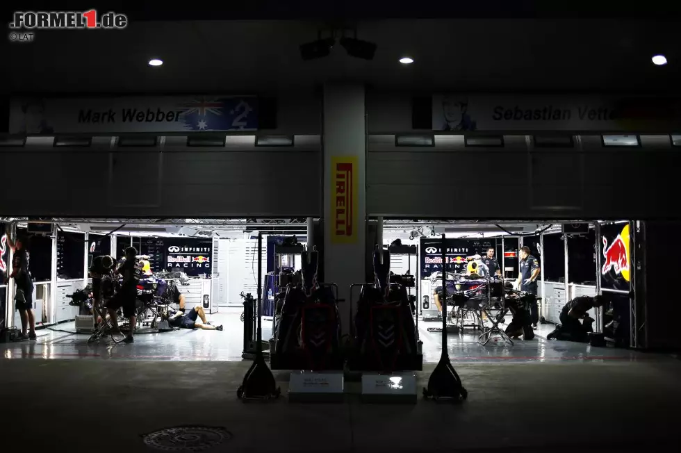 ... arbeitet die Red-Bull-Truppe des bald viermaligen Weltmeisters bis tief in die Nacht hinein. Ob an Vettels Bemerkung doch mehr dran ist, als die anderen wahrhaben wollen? Foto zur News: ... arbeitet die Red-Bull-Truppe des bald viermaligen Weltmeisters bis tief in die Nacht hinein. Ob an Vettels Bemerkung doch mehr dran ist, als die anderen wahrhaben wollen?