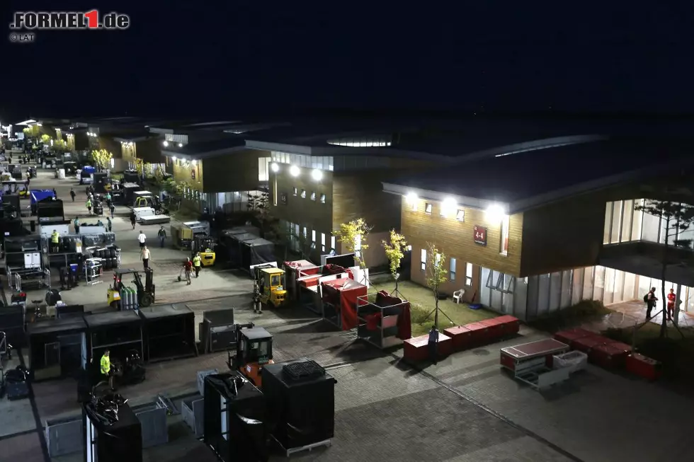 Und nach dem Rennen beginnt wie immer der hektische Abbau des Formel-1-Paddocks. Diesmal besonders schnell, weil schon am Donnerstag in Suzuka alles wieder stehen muss. Für Vettels ersten Matchball! Foto zur News: Und nach dem Rennen beginnt wie immer der hektische Abbau des Formel-1-Paddocks. Diesmal besonders schnell, weil schon am Donnerstag in Suzuka alles wieder stehen muss. Für Vettels ersten Matchball!