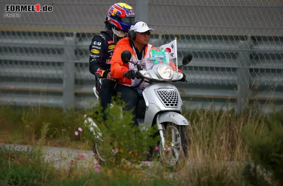 Für Mark Webber ist es wohl der letzte Besuch am Gelben Meer: Auf seiner Abschiedstournee verzeichnet er diesmal einen Ausfall. "Ich weiß nicht, was er in seinem vorigen Leben falsch gemacht hat", wundert sich Teamchef Christian Horner über Webbers Pechsträhne. Foto zur News: Für Mark Webber ist es wohl der letzte Besuch am Gelben Meer: Auf seiner Abschiedstournee verzeichnet er diesmal einen Ausfall. "Ich weiß nicht, was er in seinem vorigen Leben falsch gemacht hat", wundert sich Teamchef Christian Horner über Webbers Pechsträhne.