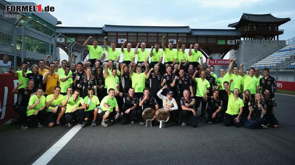 ... Red Bull den Sieg von Vettel - und vielleicht schon den WM-Titel? Die Wahrscheinlichkeit, dass "Super-Seb" das Ding noch verliert, geht gegen null. Foto zur News: ... Red Bull den Sieg von Vettel - und vielleicht schon den WM-Titel? Die Wahrscheinlichkeit, dass "Super-Seb" das Ding noch verliert, geht gegen null.