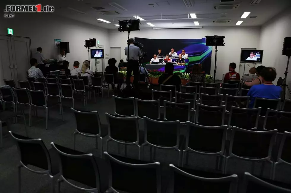 Foto zur News: Bei weitem nicht so fleißig wie die Fans sind in Suzuka übrigens die (weit gereisten) Medienvertreter: Gähnende Leere bei der Freitags-Pressekonferenz der FIA mit den Technikverantwortlichen der Teams.