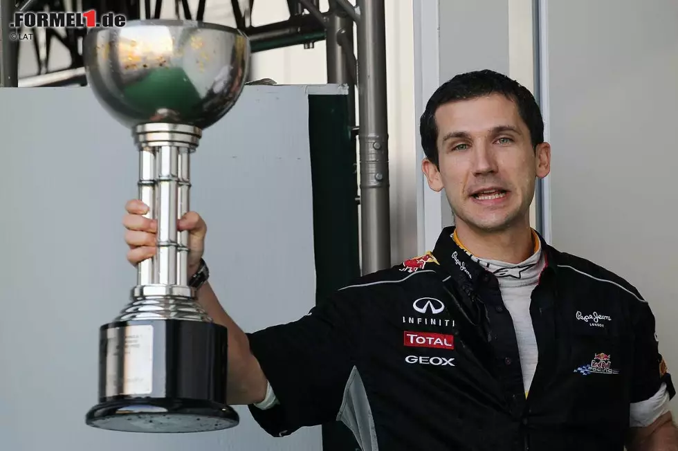 Foto zur News: Wir stellen ihnen ein eher unbekanntes Gesicht vor: Remi Taffin leitet den Einsatz des Motorenherstellers Renault an den Formel-1-Strecken dieser Welt. Viel lieber wäre er im Renault-Shirt auf das Podium geklettert, das Protokoll schreibt aber vor, dass der Pokal für den siegreichen Konstrukteur in der Kleidung des Siegerteams in Empfang genommen werden muss.