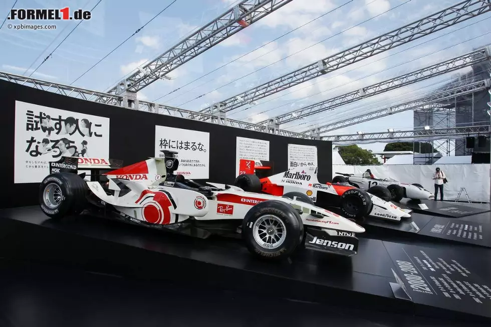 Foto zur News: Japan hat eine riesige Formel-1-Tradition, vor allem natürlich dank Honda. In diesem Zelt stehen drei Honda-Generationen: Richie Ginther gewann 1965 den ersten Grand Prix für die Japaner, Ayrton Senna sorgte im Marlboro-McLaren für goldene Jahre und Jenson Button feierte 2006 seinen ersten Grand-Prix-Sieg. Ab 2015 soll ein neues Honda-Formel-1-Kapitel aufgeschlagen werden - wieder als Partner von McLaren.