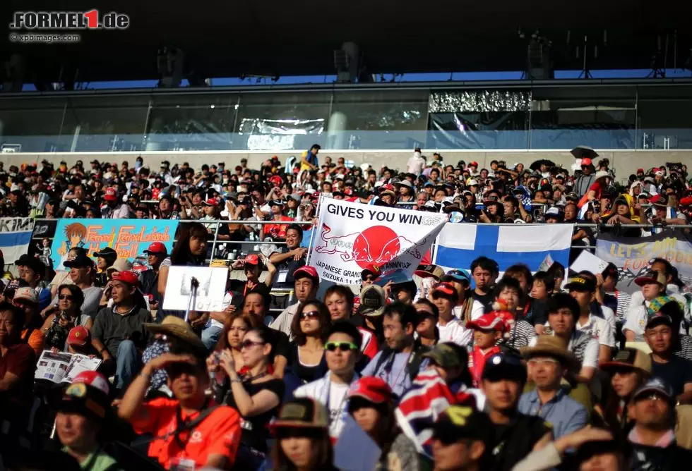 Foto zur News: Die japanischen Fans, das zeigt sich auch an den vier Tagen 2013, sind die besten der Welt - pardon, liebe Silverstoner! Schon am Donnerstag ist die Haupttribüne voll, obwohl da noch gar nicht gefahren wird. Und die Japaner haben offenbar eine prophetische Gabe: Red Bull, gives you win(gs)...