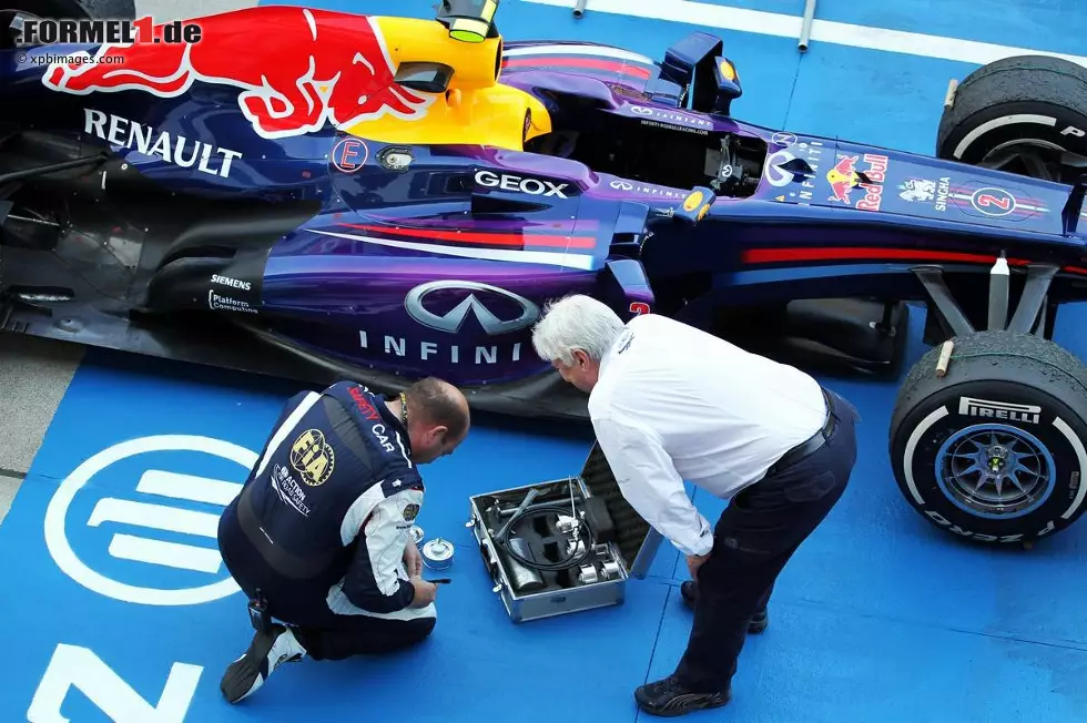 Foto zur News: Nach dem Rennen wird erstmal überprüft. FIA-Inspektor Herbie Blash kümmert sich drum, dass beim Red Bull von Mark Webber alles mit rechten Dingen zugeht.