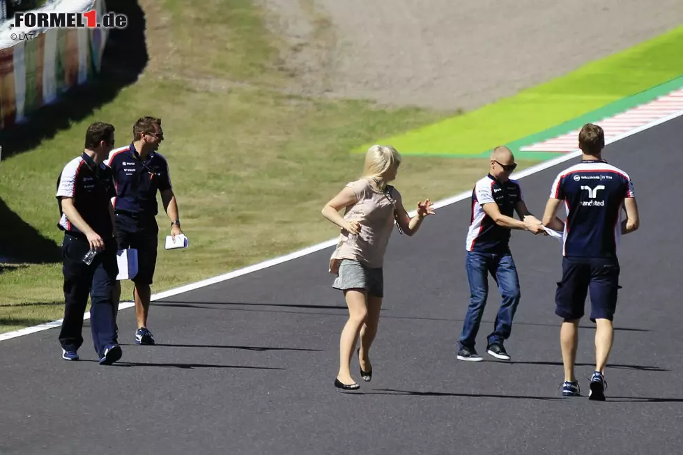 Foto zur News: Am meisten Spaß scheinen aber Olympia-Schwimmerin Emilia Pikkarainen und ihr Lover Valtteri Bottas zu haben, der den Trackwalk diesmal nicht ganz so ernst nimmt wie so mancher Kollege.