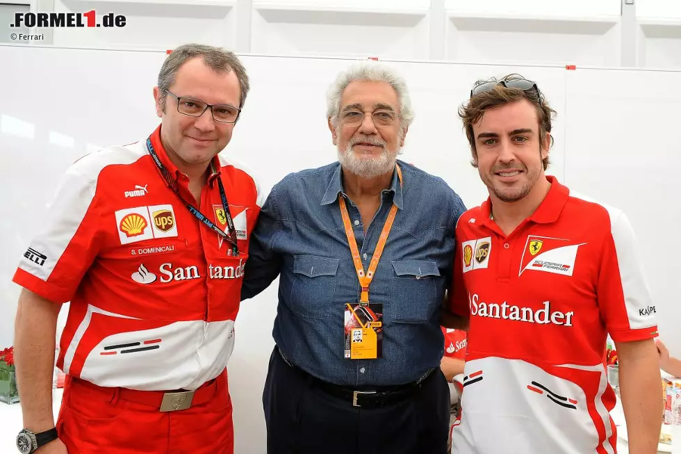 Foto zur News: Tenor Placido Domingo soll Ferrari Glück bringen, aber das klappt nur beschränkt: Fernando Alonso wird Vierter. Immerhin vertagt er damit die endgültige WM-Entscheidung auf Indien.