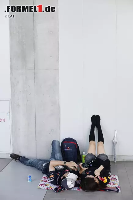 Foto zur News: Aber nach einem langen Fan-Donnerstag mit lauter Autogrammstunden und dem beliebten Pitwalk kapitulieren selbst die begeisterungsfähigsten Fans und gönnen sich mal eine ruhige Minute.