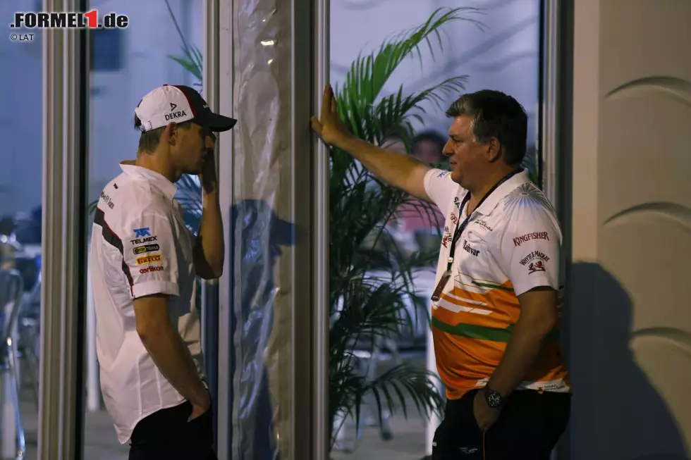 Ganz ernst geht es hingegen hier zu: Sauber-Pilot Nico Hülkenberg spricht mit seinem Ex-Chef Otmar Szafnauer - über eine Rückkehr zu Force India? Foto zur News: Ganz ernst geht es hingegen hier zu: Sauber-Pilot Nico Hülkenberg spricht mit seinem Ex-Chef Otmar Szafnauer - über eine Rückkehr zu Force India?
