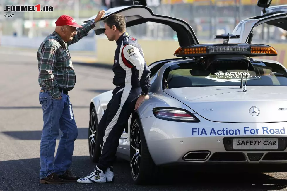 Foto zur News: Wenn wir schon bei Vertragsverhandlungen sind: Weiß eigentlich jemand, ob Mercedes-Safety-Car-Fahrer Bernd Mayländer schon einen Deal für 2014 in der Tasche hat?