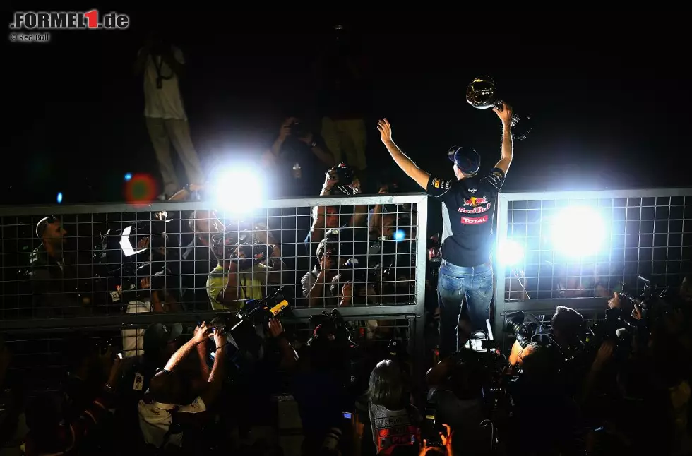 Foto zur News: Deswegen gab&#039;s diesmal auch keine Buhrufe, sondern stundenlange Jubelorgien - bis in die dunkle Nacht hinein. Und die Gewissheit: Jetzt ist der vierte WM-Titel zum Greifen nah! Wenn Vettel in Indien Fünfter wird, ist die Sache geritzt - ganz egal, was Alonso dort anstellt.