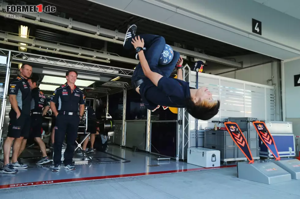 Man versucht sich abzulenken. Zum Beispiel mit diesem Fußball-Akrobaten, dem Sieger des Red-Bull-Street-Style-Contests, der sogar Christian Horner ein Lächeln ins Gesicht zaubert. Obwohl der viel lieber zu Hause bei Lebensgefährtin Beverly und seiner frischgebackenen Tochter wäre, als japanischen Kicker-Naturtalenten zuzusehen. Foto zur News: Man versucht sich abzulenken. Zum Beispiel mit diesem Fußball-Akrobaten, dem Sieger des Red-Bull-Street-Style-Contests, der sogar Christian Horner ein Lächeln ins Gesicht zaubert. Obwohl der viel lieber zu Hause bei Lebensgefährtin Beverly und seiner frischgebackenen Tochter wäre, als japanischen Kicker-Naturtalenten zuzusehen.