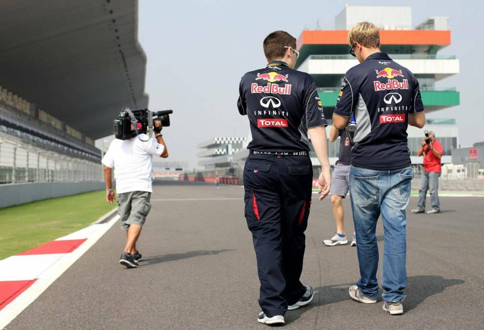 Foto zur News: Sebastian Vettel (Chancen: *****): Fünf Sterne, na klar! Das einzige Argument, das man gegen den (bald) viermaligen Weltmeister anführen könnte, ist, dass jede Serie irgendwann reißt - und Sebastian Vettel hat schon fünf Siege hintereinander auf dem Konto. Auto, Fahrer, Team - da passt momentan alles. Die einzige (nicht ganz ernst gemeinte) Hoffnung der Konkurrenz: dass Vettel absichtlich patzt, um den WM-Titel im luxuriösen Abu Dhabi statt in Indien feiern zu können.