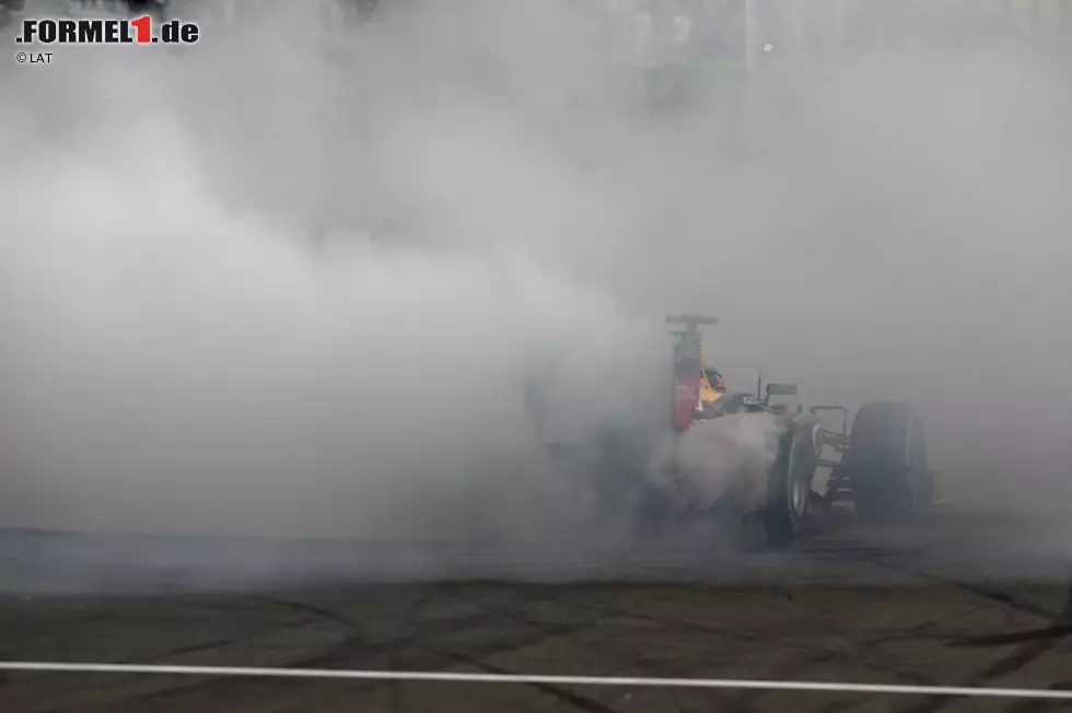 Aber feiern will gelernt sein: Diese Burnout-Einlage kostet Vettel eine Verwarnung (zum Glück die erste der laufenden Saison) und Red Bull schlappe 25.000 Euro. "Mein Renningenieur 'Rocky'", schildert der "Übeltäter" die Situation, "hat mir über Funk gesagt, ich soll einfach das ganz Normale machen. Ich sagte nur: 'Nicht dieses Mal!' Es waren so viele Leute auf den Tribünen, ich musste es einfach tun!" Foto zur News: Aber feiern will gelernt sein: Diese Burnout-Einlage kostet Vettel eine Verwarnung (zum Glück die erste der laufenden Saison) und Red Bull schlappe 25.000 Euro. "Mein Renningenieur 'Rocky'", schildert der "Übeltäter" die Situation, "hat mir über Funk gesagt, ich soll einfach das ganz Normale machen. Ich sagte nur: 'Nicht dieses Mal!' Es waren so viele Leute auf den Tribünen, ich musste es einfach tun!"