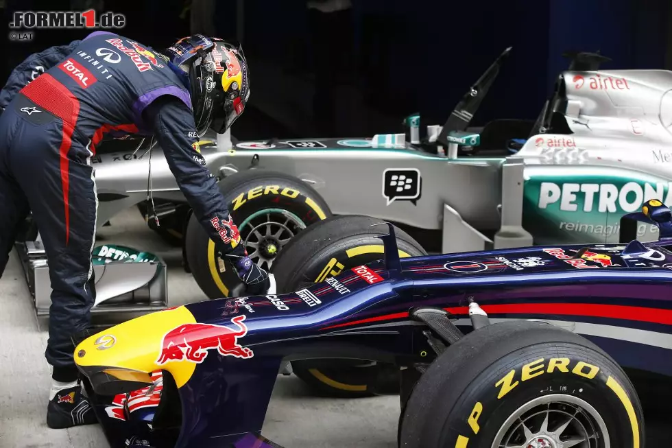 Dem Titel einen Schritt näher: Nach der Pole-Position streichelt Vettel seine "Hungry Heidi". Foto zur News: Dem Titel einen Schritt näher: Nach der Pole-Position streichelt Vettel seine "Hungry Heidi".