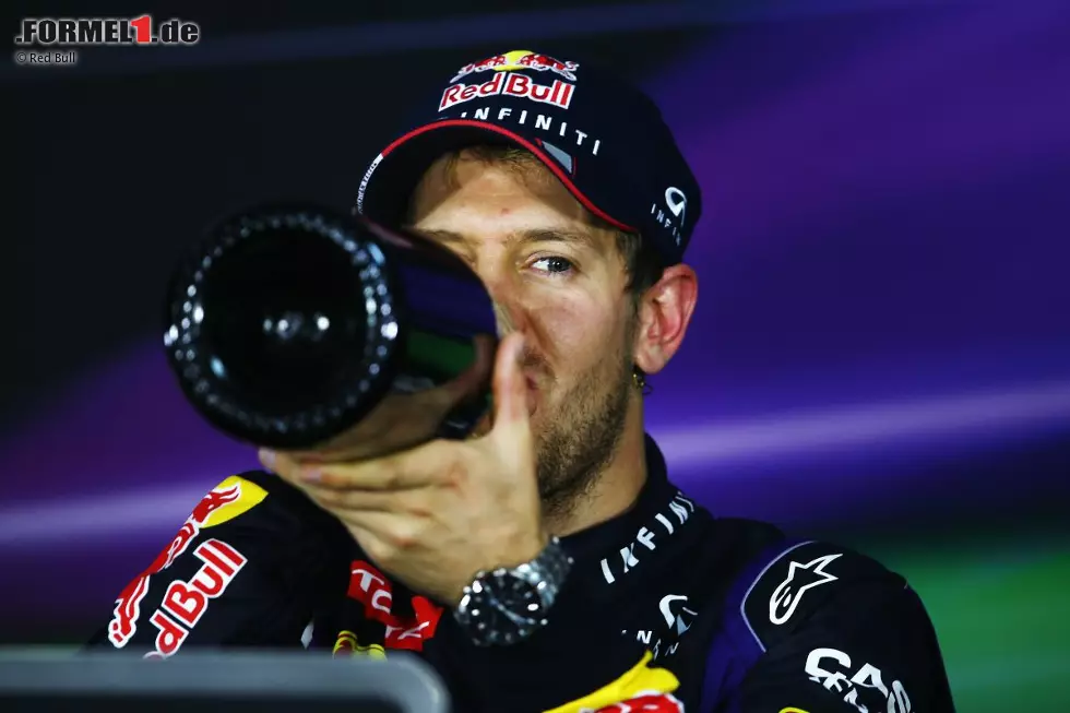 Vettel plaudert sich in der FIA-Pressekonferenz alle Emotionen vom Herzen, die er in den vergangenen Wochen krampfhaft unterdrückt hat. Und ein Schlückchen zwischendurch löst bekanntlich die Zunge, sodass seine sympathische One-Man-Show vor den Journalisten eine geschlagene Dreiviertelstunde dauert! Foto zur News: Vettel plaudert sich in der FIA-Pressekonferenz alle Emotionen vom Herzen, die er in den vergangenen Wochen krampfhaft unterdrückt hat. Und ein Schlückchen zwischendurch löst bekanntlich die Zunge, sodass seine sympathische One-Man-Show vor den Journalisten eine geschlagene Dreiviertelstunde dauert!