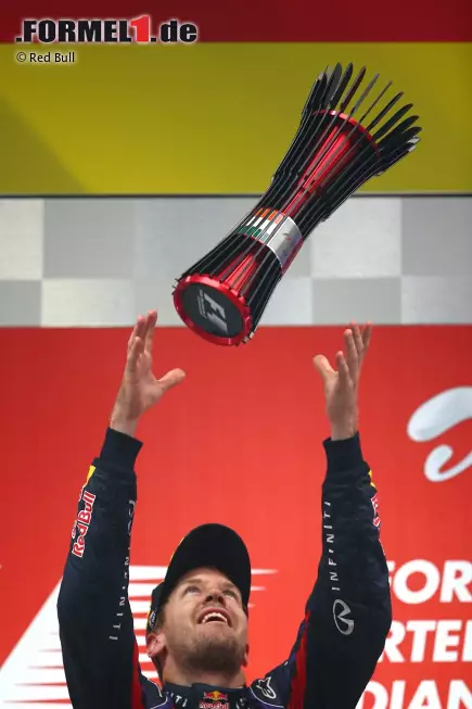 Dieser Pokal wird in Vettels Haus in der Schweiz sicher einen Ehrenplatz bekommen. Es ist sein dritter aus Indien. Auf dem Buddh International Circuit wurde der Red-Bull-Pilot noch nie besiegt - weder in einem Freien Training noch in einem Qualifying noch in einem Rennen. Und jetzt ist er in Indien auch Weltmeister geworden! Foto zur News: Dieser Pokal wird in Vettels Haus in der Schweiz sicher einen Ehrenplatz bekommen. Es ist sein dritter aus Indien. Auf dem Buddh International Circuit wurde der Red-Bull-Pilot noch nie besiegt - weder in einem Freien Training noch in einem Qualifying noch in einem Rennen. Und jetzt ist er in Indien auch Weltmeister geworden!