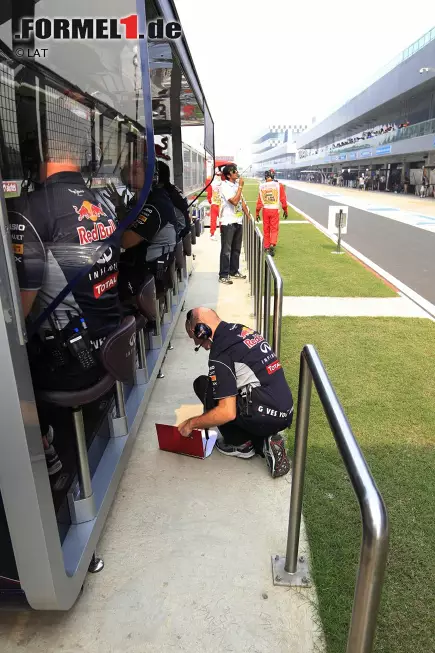 Selbst Stardesigner Adrian Newey klaubt seine Unterlagen zusammen, um Red Bull auf die Siegerstraße zu führen. Eigentlich sollte er sich vielmehr ums 2014er-Auto kümmern. Foto zur News: Selbst Stardesigner Adrian Newey klaubt seine Unterlagen zusammen, um Red Bull auf die Siegerstraße zu führen. Eigentlich sollte er sich vielmehr ums 2014er-Auto kümmern.
