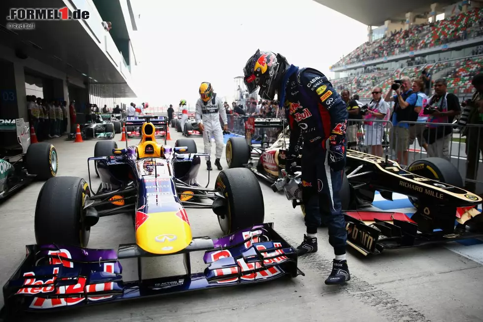 Ein Champion, aber ein bodenständiger: Vettel packt nach dem Qualifying selbst an, um die Bremsen zu kühlen. Im Parc ferme dürfen zunächst mal keine Mechaniker an die Autos ran, bis diese von der FIA gewogen werden. Foto zur News: Ein Champion, aber ein bodenständiger: Vettel packt nach dem Qualifying selbst an, um die Bremsen zu kühlen. Im Parc ferme dürfen zunächst mal keine Mechaniker an die Autos ran, bis diese von der FIA gewogen werden.