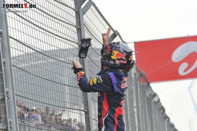 Foto zur News: Marca (Spanien): "Mit Tränen in den Augen und bei den bisherigen Siegen nicht zu erkennenden Emotionen kreuzte Sebastian Vettel die Strecke, um seine Handschuhe dem Publikum zu schenken, als er in Indien seinen 36. Sieg in der Formel 1 und zugleich seinen vierten WM-Titel feierte."