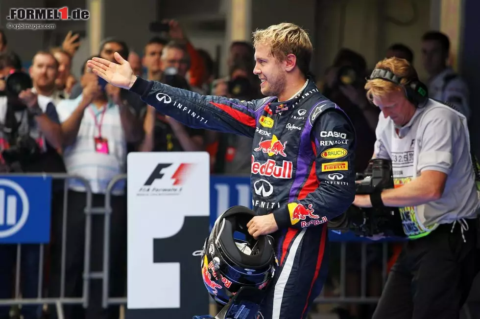 Foto zur News: La Gazzetta dello Sport (Italien): &quot;Viermal Vettel. Sebastian hat seinen vierten Titel in Serie gewonnen. In seinem Alter hatte Schumacher nicht einmal seine Ferrari-Epoche begonnen. Fangio hatte nicht einmal in der Formel 1 debütiert. Vettel bricht alle Rekorde. Er ist im Olymp der Formel 1. Er hat die Geschwindigkeit, die Boshaftigkeit, die Energie, die Durchhaltefähigkeit und ein wenig Glück, das niemals schadet. Vettel hat seinen Titel voll verdient. Er hat alle Eigenschaften, um sich an den Tisch der Großen zu setzen. Auf seiner Seite hat er die Jugend. Wenn er in Zukunft keine Fehler macht, wird er Schumachers Rekord angreifen können.&quot;