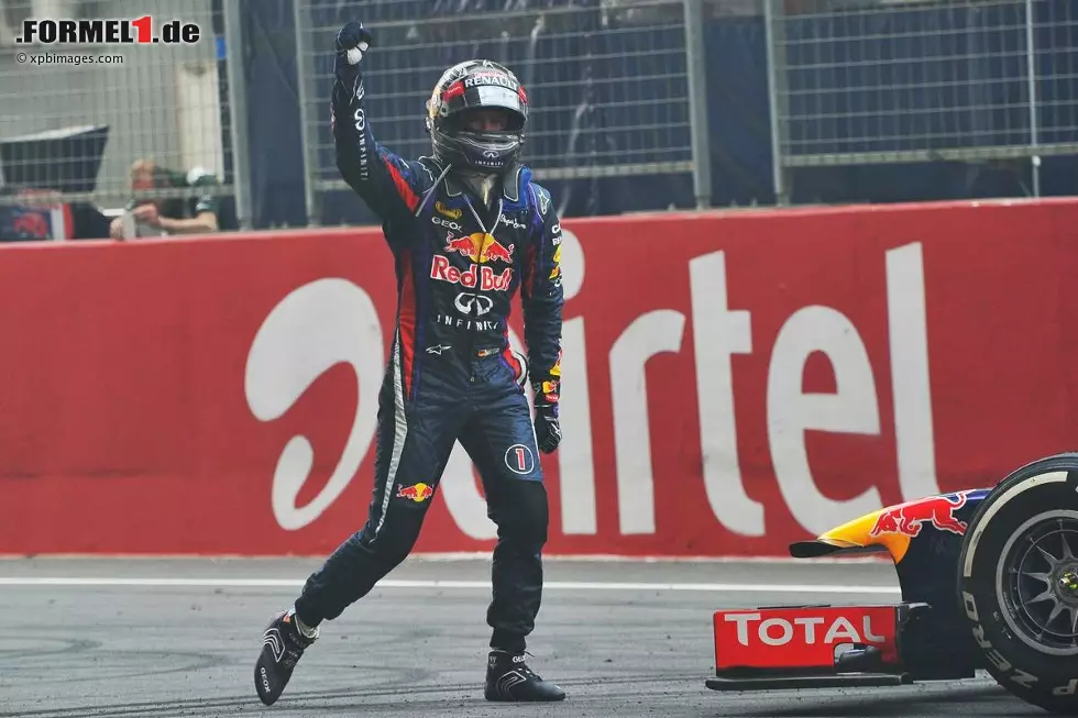 La Repubblica (Italien): "Kaiser Seb feiert sein viertes Meisterwerk. Er beugt sich vor seinem Auto, die Welt beugt sich vor ihm. Nach Michael Schumacher hat die Formel 1 seine neue Legende gefunden: Er heißt Vettel, hat das Gesicht eines normalen Jugendlichen, aber ein einmaliges Talent." Foto zur News: La Repubblica (Italien): "Kaiser Seb feiert sein viertes Meisterwerk. Er beugt sich vor seinem Auto, die Welt beugt sich vor ihm. Nach Michael Schumacher hat die Formel 1 seine neue Legende gefunden: Er heißt Vettel, hat das Gesicht eines normalen Jugendlichen, aber ein einmaliges Talent."