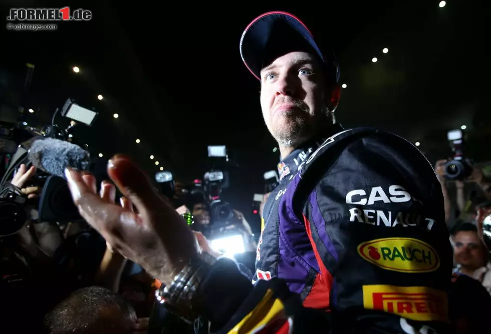 Daily Mail (Großbritannien): "Vettel ist ein Beispiel für Exzellenz. Der blonde Killer fährt immer tiefer in die Geschichtsbücher. Mit seinem vierten Titel in Serie tritt er den Großen bei." Foto zur News: Daily Mail (Großbritannien): "Vettel ist ein Beispiel für Exzellenz. Der blonde Killer fährt immer tiefer in die Geschichtsbücher. Mit seinem vierten Titel in Serie tritt er den Großen bei."