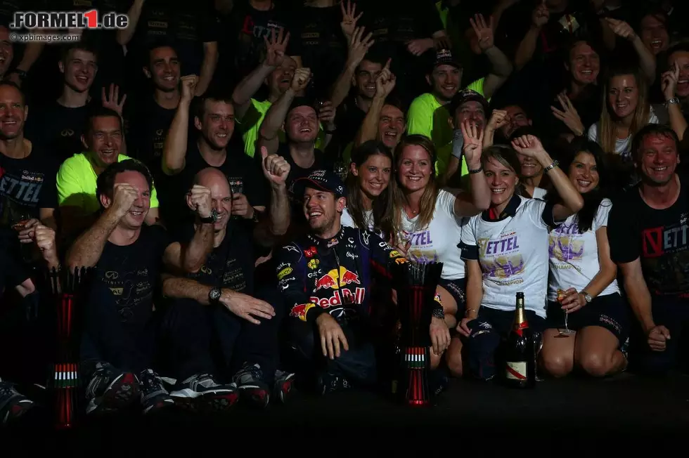 The Guardian (Großbritannien): "Ein demütiger Vettel nimmt seinen Platz unter den Formel-1-Legenden ein. 2009 holte er zuletzt nicht den Titel - dem Jahr, als Barack Obama zum Präsidenten der USA gewählt wurde und Michael Jackson starb." Foto zur News: The Guardian (Großbritannien): "Ein demütiger Vettel nimmt seinen Platz unter den Formel-1-Legenden ein. 2009 holte er zuletzt nicht den Titel - dem Jahr, als Barack Obama zum Präsidenten der USA gewählt wurde und Michael Jackson starb."
