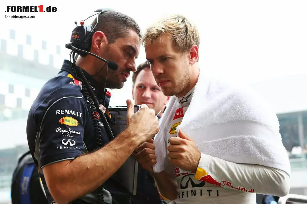 Tuttosport (Italien): "Vettel feiert seinen Weltpoker. Zu seinen Pluspunkten zählt nicht nur ein überirdisches Auto, sondern auch seine Fähigkeit, Fehler und Pech zu überwinden. Dasselbe geschah auch mit dem Piloten, der Vettel entdeckt und in die Formel 1 geführt hat: Michael Schumacher. Zu seinen goldenen Zeiten bei Ferrari hatte Schumacher bei allen Gelegenheiten Glück. Vettels Fähigkeit ist, den Rivalen keinerlei Raum zu lassen, wie es typisch für die Menschenfresser des Sports ist." Foto zur News: Tuttosport (Italien): "Vettel feiert seinen Weltpoker. Zu seinen Pluspunkten zählt nicht nur ein überirdisches Auto, sondern auch seine Fähigkeit, Fehler und Pech zu überwinden. Dasselbe geschah auch mit dem Piloten, der Vettel entdeckt und in die Formel 1 geführt hat: Michael Schumacher. Zu seinen goldenen Zeiten bei Ferrari hatte Schumacher bei allen Gelegenheiten Glück. Vettels Fähigkeit ist, den Rivalen keinerlei Raum zu lassen, wie es typisch für die Menschenfresser des Sports ist."