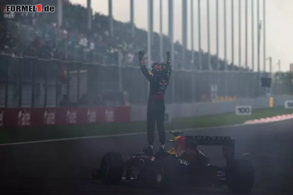 L'Equipe (Frankreich): "Vettel ist logischerweise mit grade mal 26 Jahren der jüngste Vierfach-Weltmeister der Geschichte. Der Weg für den Deutschen war königlich, und er hat die Gelegenheit nicht verstreichen lassen. Drei Rennen vor Schluss reiht sich Sebastian Vettel in die Reihe der Vierfach-Weltmeister ein und zieht mit Alain Prost gleich." Foto zur News: L'Equipe (Frankreich): "Vettel ist logischerweise mit grade mal 26 Jahren der jüngste Vierfach-Weltmeister der Geschichte. Der Weg für den Deutschen war königlich, und er hat die Gelegenheit nicht verstreichen lassen. Drei Rennen vor Schluss reiht sich Sebastian Vettel in die Reihe der Vierfach-Weltmeister ein und zieht mit Alain Prost gleich."