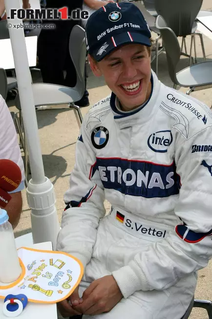 Daily Mirror (Großbritannien): "Sebastian Vettel hat schon Rekorde gebrochen, als er zum ersten Mal seinen Fuß auf das Gaspedal eines Formel-1-Wagens legte. Viele haben früher über den mageren Jüngling mit den blonden Haaren und dem breiten Grinsen gelacht. Jetzt lachen sie nicht mehr über den Red-Bull-Star." Foto zur News: Daily Mirror (Großbritannien): "Sebastian Vettel hat schon Rekorde gebrochen, als er zum ersten Mal seinen Fuß auf das Gaspedal eines Formel-1-Wagens legte. Viele haben früher über den mageren Jüngling mit den blonden Haaren und dem breiten Grinsen gelacht. Jetzt lachen sie nicht mehr über den Red-Bull-Star."