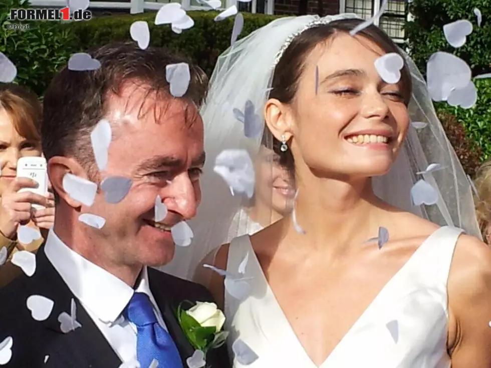 Foto zur News: Sommer, Sonne, Sonnenschein - ein perfekter Ort für Flitterwochen eben. Dachte sich der künftige Mercedes-Teamchef Paddy Lowe und heiratete am Mittwoch zwischen Indien und Abu Dhabi seine um 20 Jahre jüngere Freundin Anna, eine Sprachwissenschaftlerin, die er erst seit einem Jahr kennt. "Es fühlt sich einfach richtig an", schwebt der 51-Jährige auf Wolke sieben.
