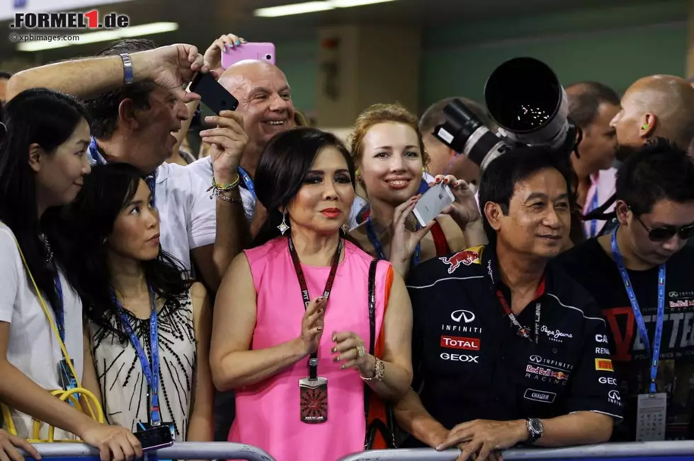 Foto zur News: Chalerm Yoovidhya und Ehefrau. Seit dem Tod seines Vaters Chaleo im vergangenen Jahr ist der Thailänder der wahre Boss bei Red Bull. Er kontrolliert 51 Prozent des Energydrink-Riesen, Dietrich Mateschitz nur 49.