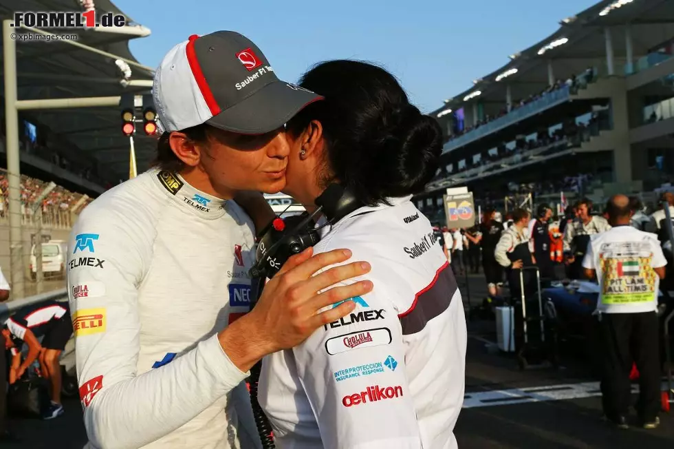 Foto zur News: Und Esteban Gutierrez und Monisha Kaltenborn. Aber zwischen den beiden zeichnet sich kein Herbstflirt ab, sondern das Küsschen für die Chefin ist "nur" mexikanischer Charme. Kaltenborn ist glücklich verheiratet - übrigens mit einem deutschen Rechtsanwalt.
