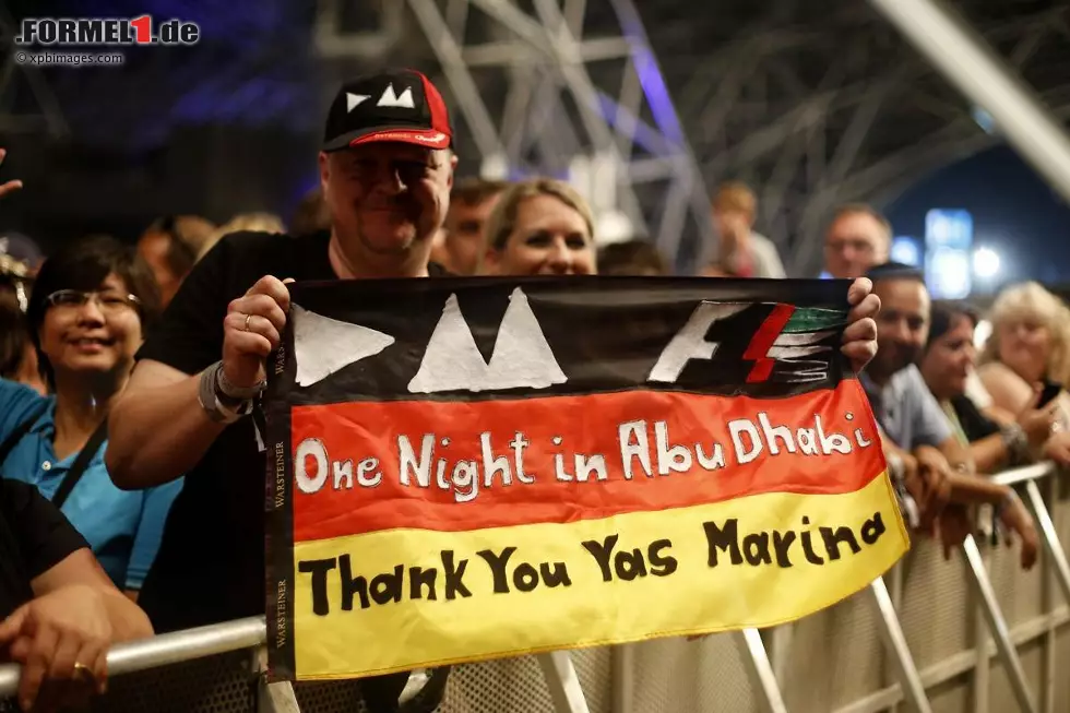 Foto zur News: Für tausende Fans stellte das Depeche-Mode-Konzert einen spektakulären Abschluss eines spektakulären Wochenendes dar. Auch für diese Besucher aus Deutschland: "Eine Nacht in Abu Dhabi - danke, Yas Marina!"
