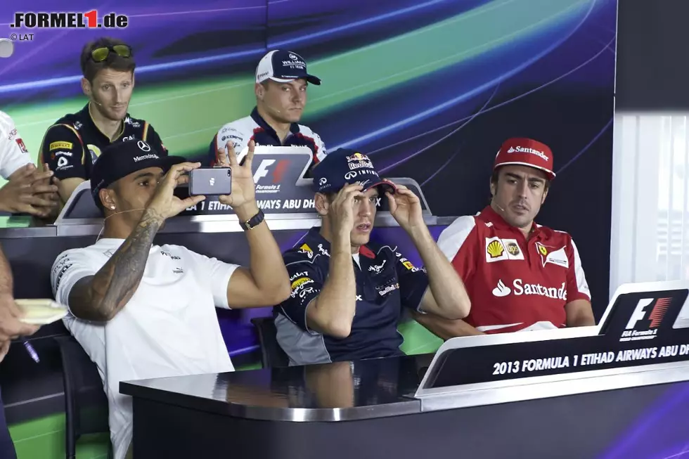 Foto zur News: Ein Schnappschuss für den Twitter-Channel: Lewis Hamilton während der internationalen Pressekonferenz.