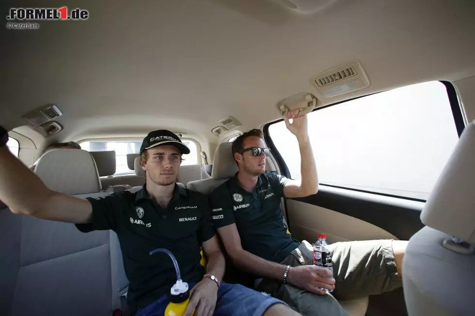 Foto zur News: Da waren sie noch ein Herz und eine Seele: Charles Pic und Giedo van der Garde. Nach dem Rennen am Sonntag teilten sie sich wohl kein Auto mehr, denn nach einer internen Stallorder (Pic musste van der Garde widerwillig durchlassen) hing der Haussegen schief.