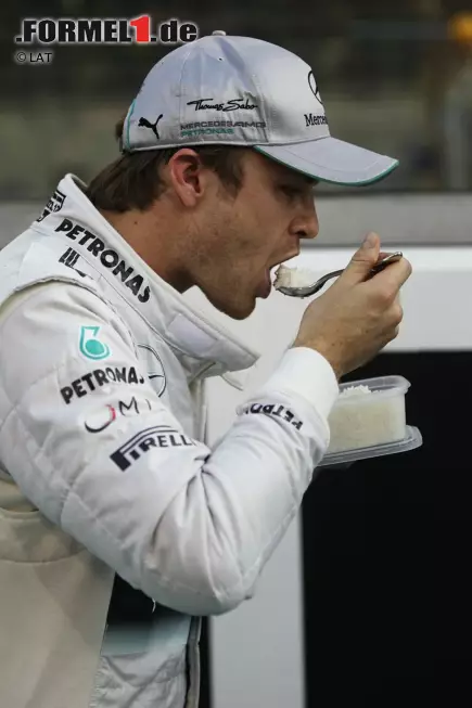 Foto zur News: Nico Rosberg stärkt sich zwischendurch mit einem Happen Reis, ...