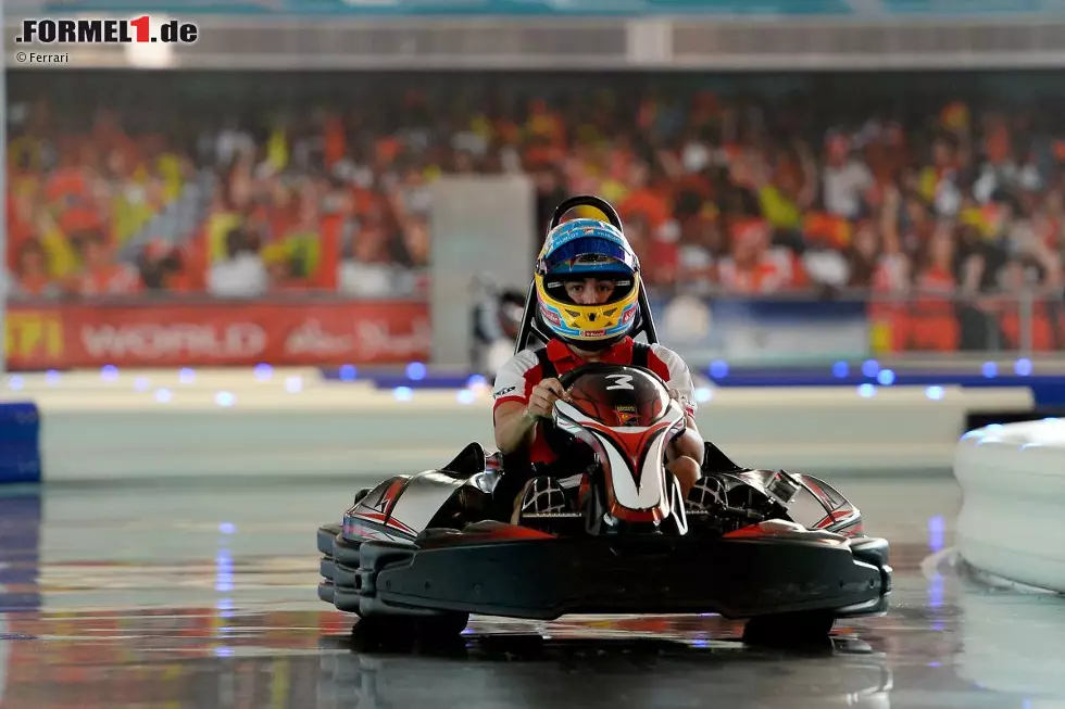 Foto zur News: Der hatte übrigens schon vor dem Rennwochenende auf dem Yas Marina Circuit seinen Spaß, und zwar auf der Kartbahn in der angrenzenden Ferrari-World.