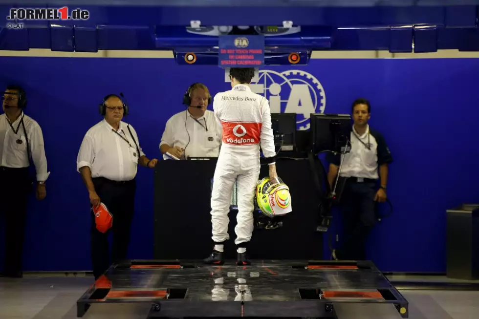 ... während Sergio Perez auf die Waage muss. Aber nicht, um die Kilos purzeln zu lassen: Von der FIA wird vielmehr bestraft, wer zu leicht ist und unter dem vorgeschriebenen Mindestgewicht liegt. Das sind dieses Jahr 640 Kilogramm (Fahrer und Auto). Foto zur News: ... während Sergio Perez auf die Waage muss. Aber nicht, um die Kilos purzeln zu lassen: Von der FIA wird vielmehr bestraft, wer zu leicht ist und unter dem vorgeschriebenen Mindestgewicht liegt. Das sind dieses Jahr 640 Kilogramm (Fahrer und Auto).