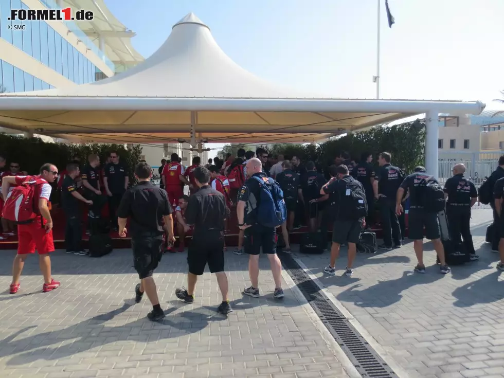 Das übliche Bild am Sonntagmorgen: Wegen der "Sperrstunden"-Regelung dürfen die Mechaniker erst ab 10:00 Uhr in den Paddock. Deswegen staut es sich beim Haupteingang in eben diesen. Foto zur News: Das übliche Bild am Sonntagmorgen: Wegen der "Sperrstunden"-Regelung dürfen die Mechaniker erst ab 10:00 Uhr in den Paddock. Deswegen staut es sich beim Haupteingang in eben diesen.