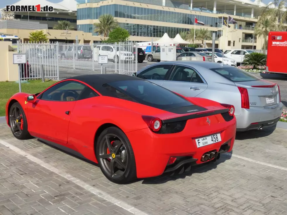 Foto zur News: Und dass Adrian Sutil (Ferrari, links) einen wesentlich aufregenderen Dienstwagen hat als Paul di Resta (Cadillac ATS, rechts)!