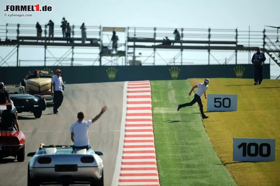 ... andere eher zum Davonlaufen, wie hier Nico Rosberg. Aber ganz im Ernst: Warum er es bei der Fahrerparade wirklich so eilig hatte, entzieht sich unserer Kenntnis. Foto zur News: ... andere eher zum Davonlaufen, wie hier Nico Rosberg. Aber ganz im Ernst: Warum er es bei der Fahrerparade wirklich so eilig hatte, entzieht sich unserer Kenntnis.