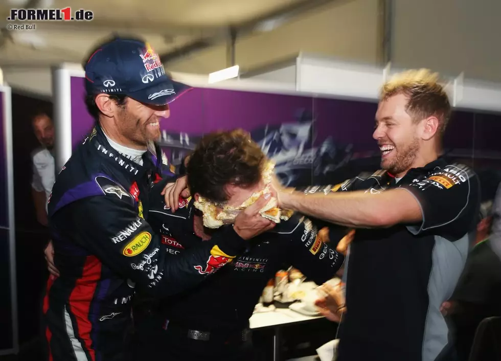 Aber Sebastian Vettel wäre nicht Sebastian Vettel, wenn er nicht immer irgendeinen Schalk im Schilde führen würde. Und so landet das erste Stück Torte statt im Mund dann doch im Gesicht! Foto zur News: Aber Sebastian Vettel wäre nicht Sebastian Vettel, wenn er nicht immer irgendeinen Schalk im Schilde führen würde. Und so landet das erste Stück Torte statt im Mund dann doch im Gesicht!