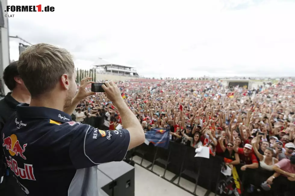 Und noch ein atemberaubender Ausblick, diesmal für's Vettelsche Familienalbum. Da soll noch einmal einer sagen, Formel 1 und Amerika, das geht nicht zusammen! Schon am Freitag kamen genauso viele Fans wie in Hockenheim am Rennsonntag 2012, und das Rennen ließen sich 113.162 Zuschauer nicht entgehen. Foto zur News: Und noch ein atemberaubender Ausblick, diesmal für's Vettelsche Familienalbum. Da soll noch einmal einer sagen, Formel 1 und Amerika, das geht nicht zusammen! Schon am Freitag kamen genauso viele Fans wie in Hockenheim am Rennsonntag 2012, und das Rennen ließen sich 113.162 Zuschauer nicht entgehen.