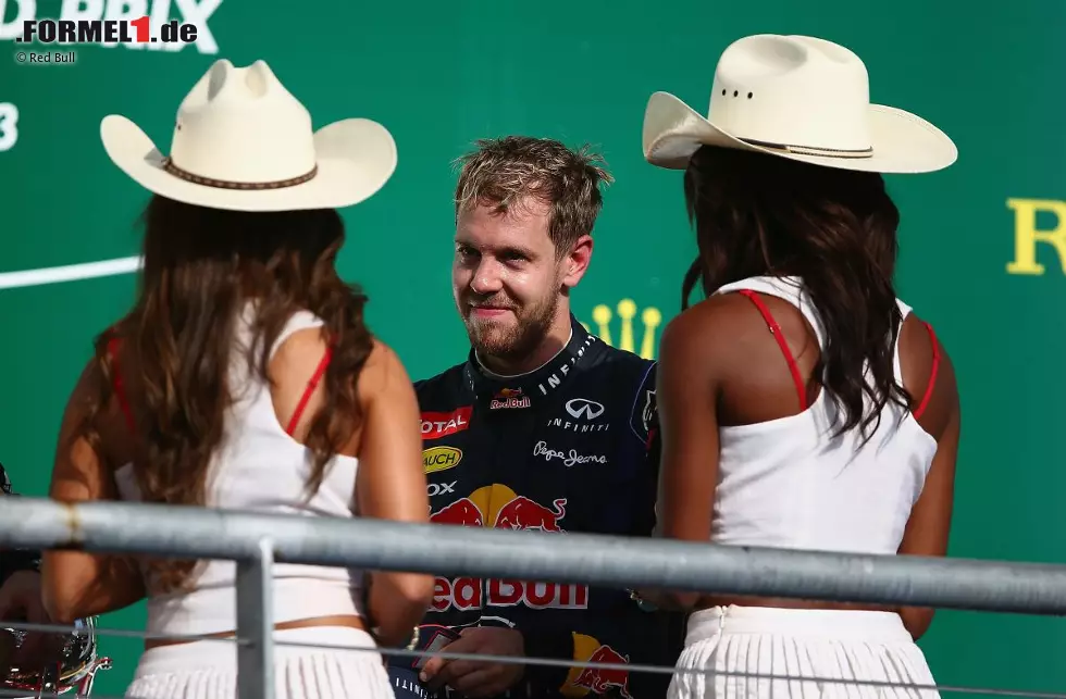 Oder etwa doch nicht? Ein paar Schlückchen Schampus auf dem Podium und schon macht der viermalige Champion den hübschen Cowgirls schöne Augen. Foto zur News: Oder etwa doch nicht? Ein paar Schlückchen Schampus auf dem Podium und schon macht der viermalige Champion den hübschen Cowgirls schöne Augen.