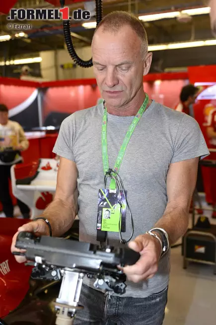 Popstar Sting staunt über die vielen Knöpfe an Fernando Alonsos Ferrari-Lenkrad. Foto zur News: Popstar Sting staunt über die vielen Knöpfe an Fernando Alonsos Ferrari-Lenkrad.